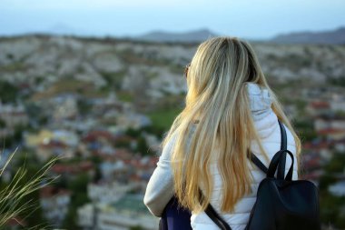 Kapadokya vadisi volkanik kayalarda bir tepeden isteyen kız