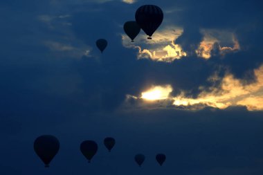 birçok balon Kapadokya şafak gökyüzü arka planı uçan insanlar ile