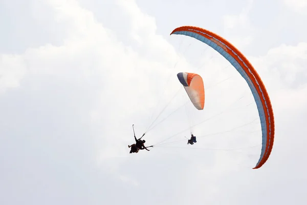 滑翔伞飞行在天空的翅膀上 — 图库照片