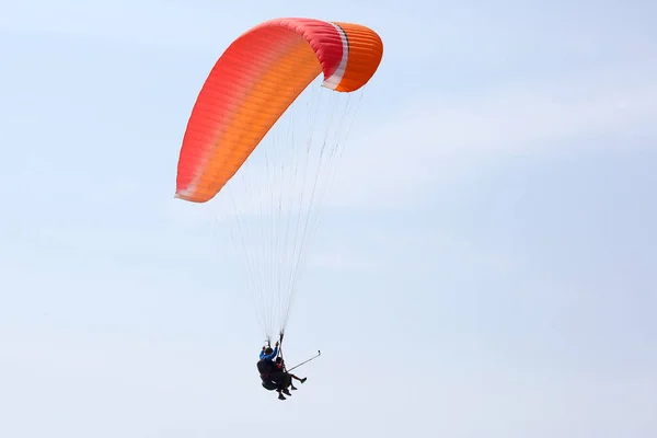 Paraglider Vliegen Een Vleugel Hemel — Stockfoto