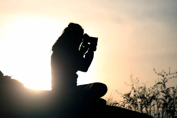 Силуэт Людей Фотографирующихся Фоне Заходящего Солнца — стоковое фото