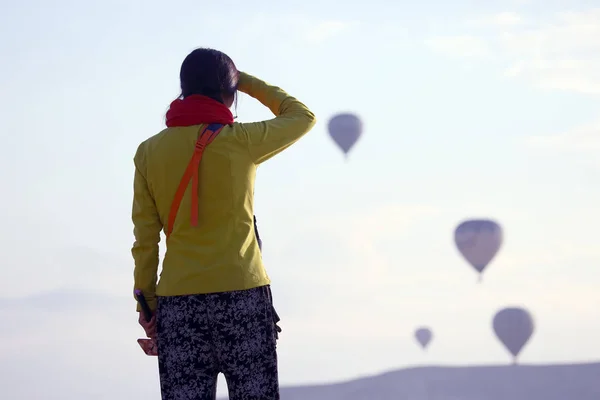 Girl Looks Flight Balloons Cappadocia Turkey — Stock Photo, Image