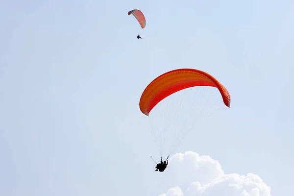 Gleitschirm Fliegt Auf Einem Flügel Den Himmel — Stockfoto