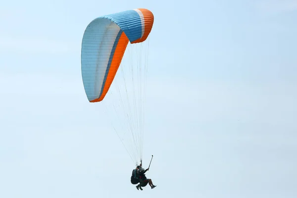 空の翼で飛ぶパラグライダー — ストック写真