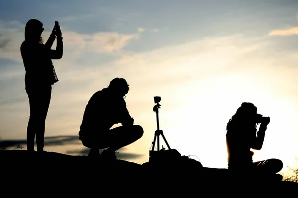 Sagome Persone Che Scattano Foto Contro Sole Tramonto — Foto Stock