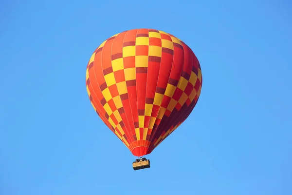 在卡帕多西亚 人们在天空中飞翔的彩色气球 — 图库照片