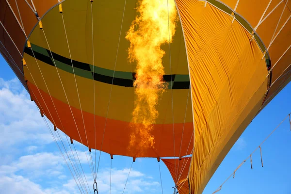 气体燃烧器中的火焰在飞行特写中填满气球 — 图库照片