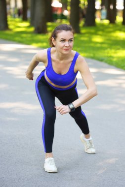 sevimli genç atletik kız doğada spor yapıyor