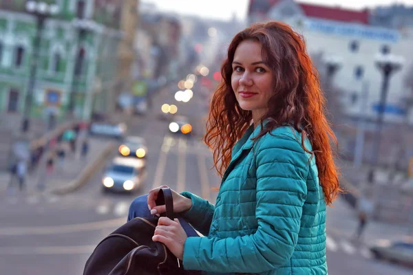 Retrato Uma Menina Bonita Com Cabelo Vermelho Fundo Cidade Noite — Fotografia de Stock