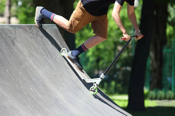 Tiener Rijdt Scooter Met Speciale Roller Coaste — Stockfoto