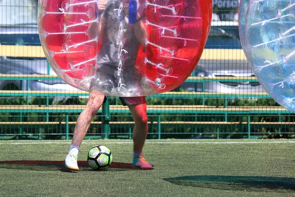 adam tampon top oynarken bir spor alanı