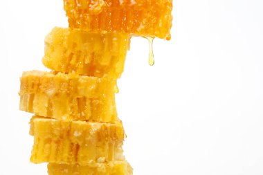 Beyaz arka plan üzerinde petek briketler