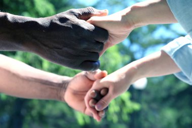 Birbirimizin elini tutarak