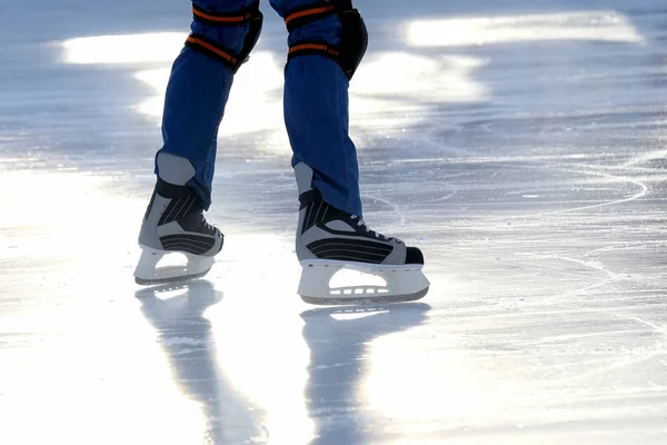 Pés Nos Patins Uma Pessoa Rolando Pista Gelo — Fotografia de Stock