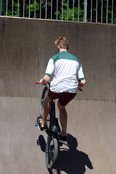 Adolescente Montar Una Bicicleta Una Montaña Rusa Especial —  Fotos de Stock