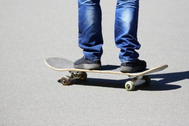 bir rulo yaban domuzu inişli çıkışlı bir adamın bacaklar