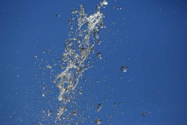 Fountain mavi gökyüzü uçan su sıçramalarına