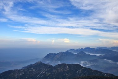 Akdeniz 'in Akdeniz kıyısındaki dağlık bölgede hava karardı.
