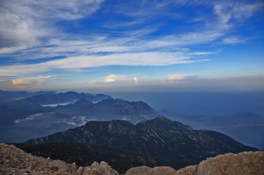 Akdeniz 'in Akdeniz kıyısındaki dağlık bölgede hava karardı.