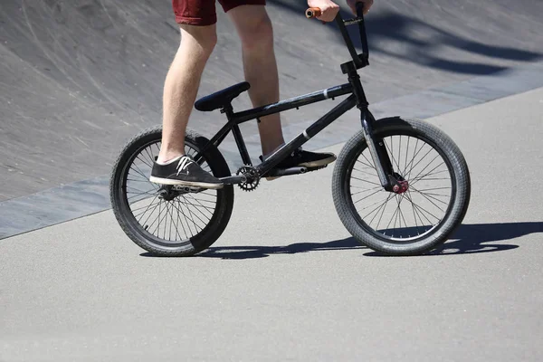 Teenager Fährt Fahrrad Auf Einer Speziellen Achterbahn — Stockfoto
