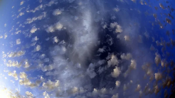Spotty Exuberantes Nubes Gran Angular Superior —  Fotos de Stock