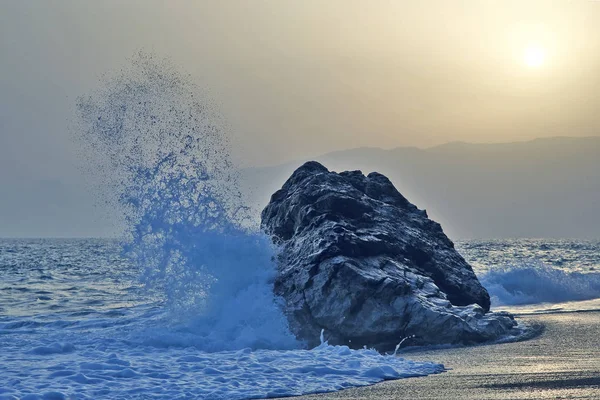 Sea Wave Beats Rock Sunset — Stock Photo, Image