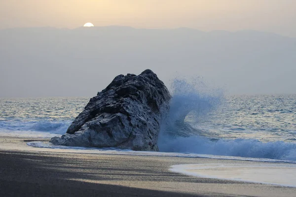 Sea Wave Beats Rock Sunset — Stock Photo, Image