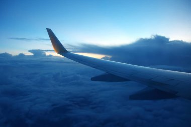 Kanat yolcu uçağı uçuş akşam bulutlar üzerinde