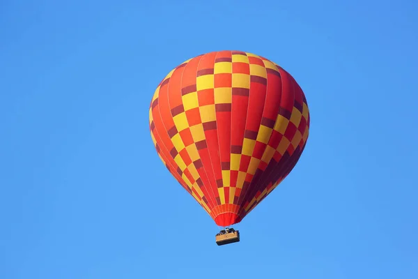Kapadokya Gökyüzünde Uçan Insanların Olduğu Renkli Balon — Stok fotoğraf