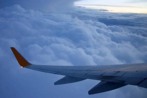 Aviões Passageiros Asa Voo Sobre Nuvens Noturnas — Fotografia de Stock