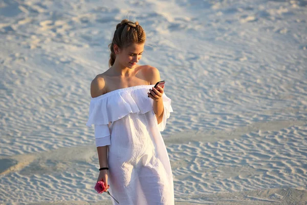 Menina Com Telefone Celular Mão San — Fotografia de Stock