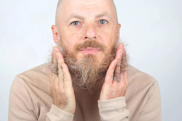 Лысый Бородатый Мужчина Трогает Свою Бороду — стоковое фото