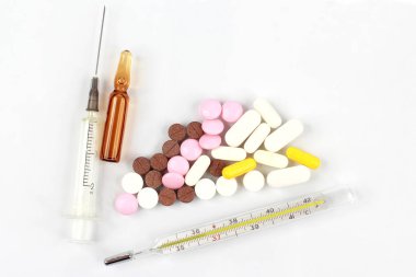 tıbbi tabletleri, ampul için enjeksiyon, termometre, beyaz adam şırıngayı