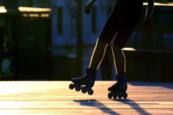 Silhouette Paar Beine Auf Rollschuhen — Stockfoto