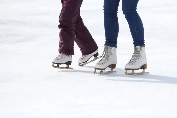Kinder Und Erwachsene Auf Schlittschuhen Auf Der Eisbahn — Stockfoto