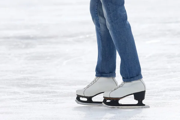 Füße Schlittschuhlaufen Auf Dem Eis — Stockfoto