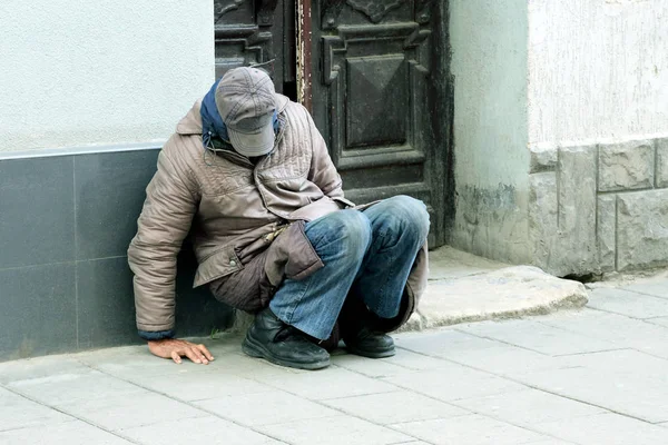 Armer Obdachloser Sitzt Der Nähe Der Hauswand — Stockfoto