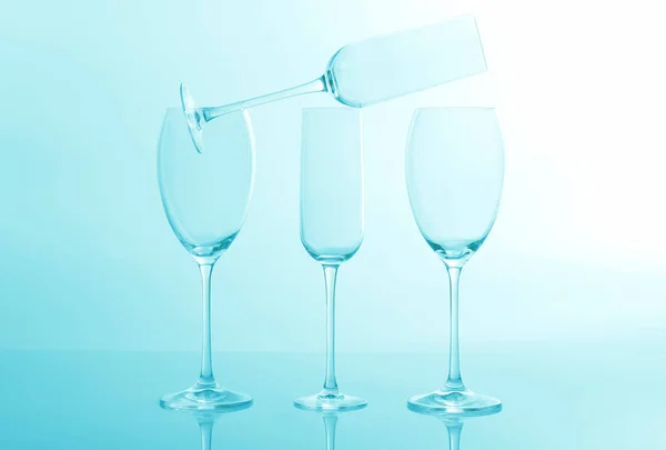 Quattro Bicchieri Vino Vuoti Uno Sfondo Azzurro — Foto Stock