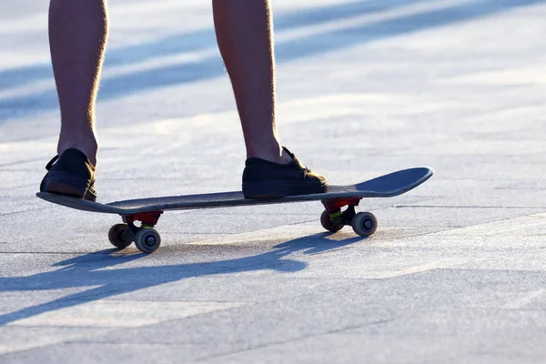 Ιππασία Ένα Skateboard Άνθρωπος Closeu — Φωτογραφία Αρχείου