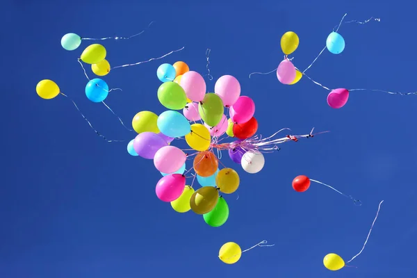 Viele Bunte Ballons Fliegen Den Blauen Himmel — Stockfoto