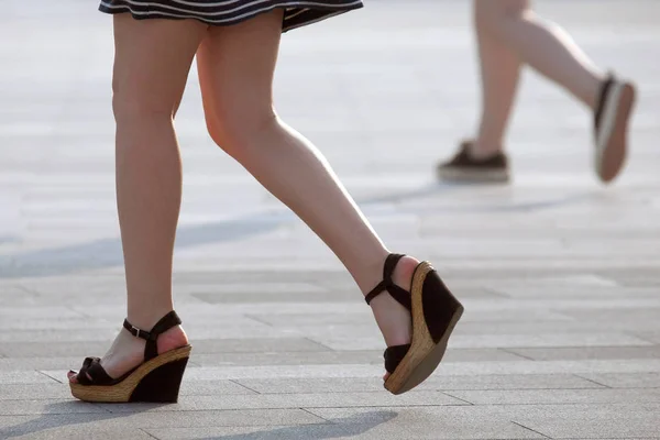 Chodící Ženy Nohy Podsvícení Sunligh — Stock fotografie