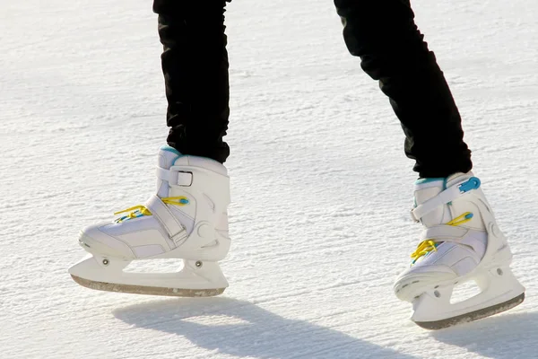 Las Piernas Hombre Patinando Pista Hielo — Foto de Stock