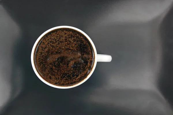 Белая Чашка Черного Кофе Коричневой Тарелке — стоковое фото