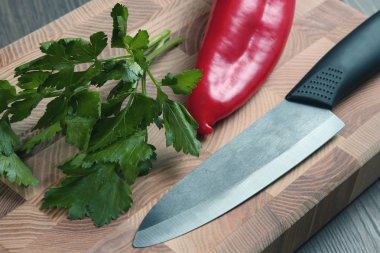 Seramik bıçak biber ve otlar ile mutfak tahtası