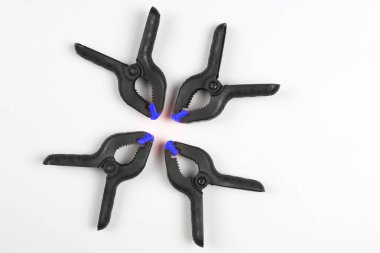 beyaz bir adam üzerinde dört siyah mandal