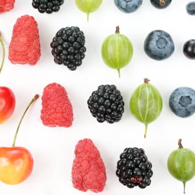 farklı sulu çilek beyaz bir arka plan üzerinde satırlardaki koyulur