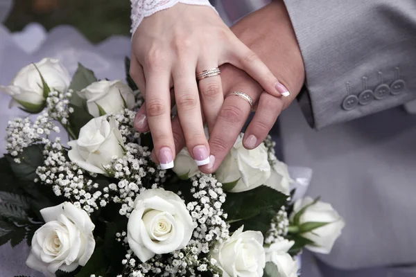 Mãos Noiva Noivo Perto Buquê Casamento — Fotografia de Stock