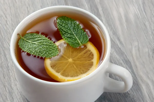 Beyaz fincan çay limon ve nane