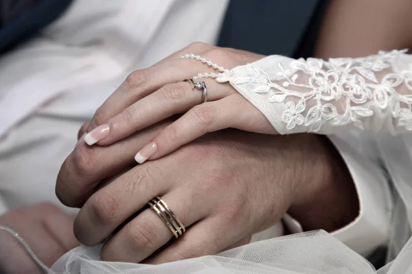 Bride Groom Show Hands Wearing Wedding Ring — Stock Photo, Image