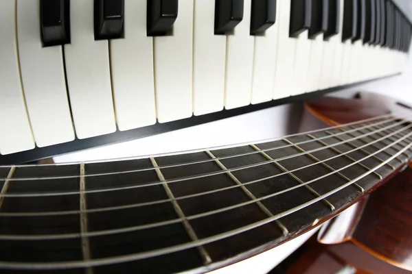 Клавіші Фортепіано Класична Гітара Крупним Планом Білому Тлі — стокове фото